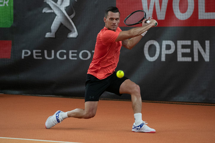 Tobias Kamke setzte sich glatt in zwei Sätzen gegen Yannick Hanfmann durch; Foto: Jürgen Hasenkopf